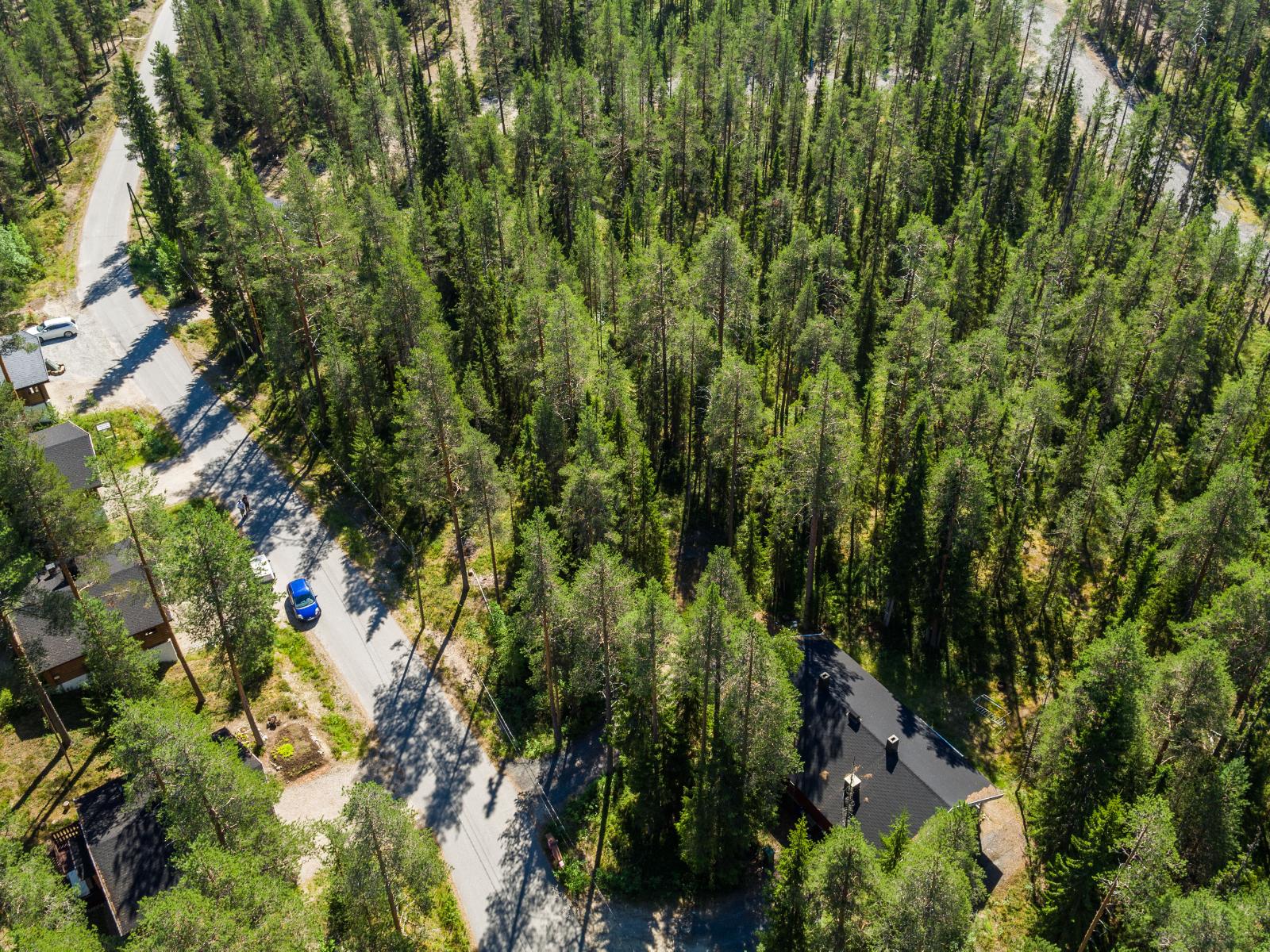 Kesäinen ilmakuva tonttialueesta, Muutamalle tontille on jo rakennettu.