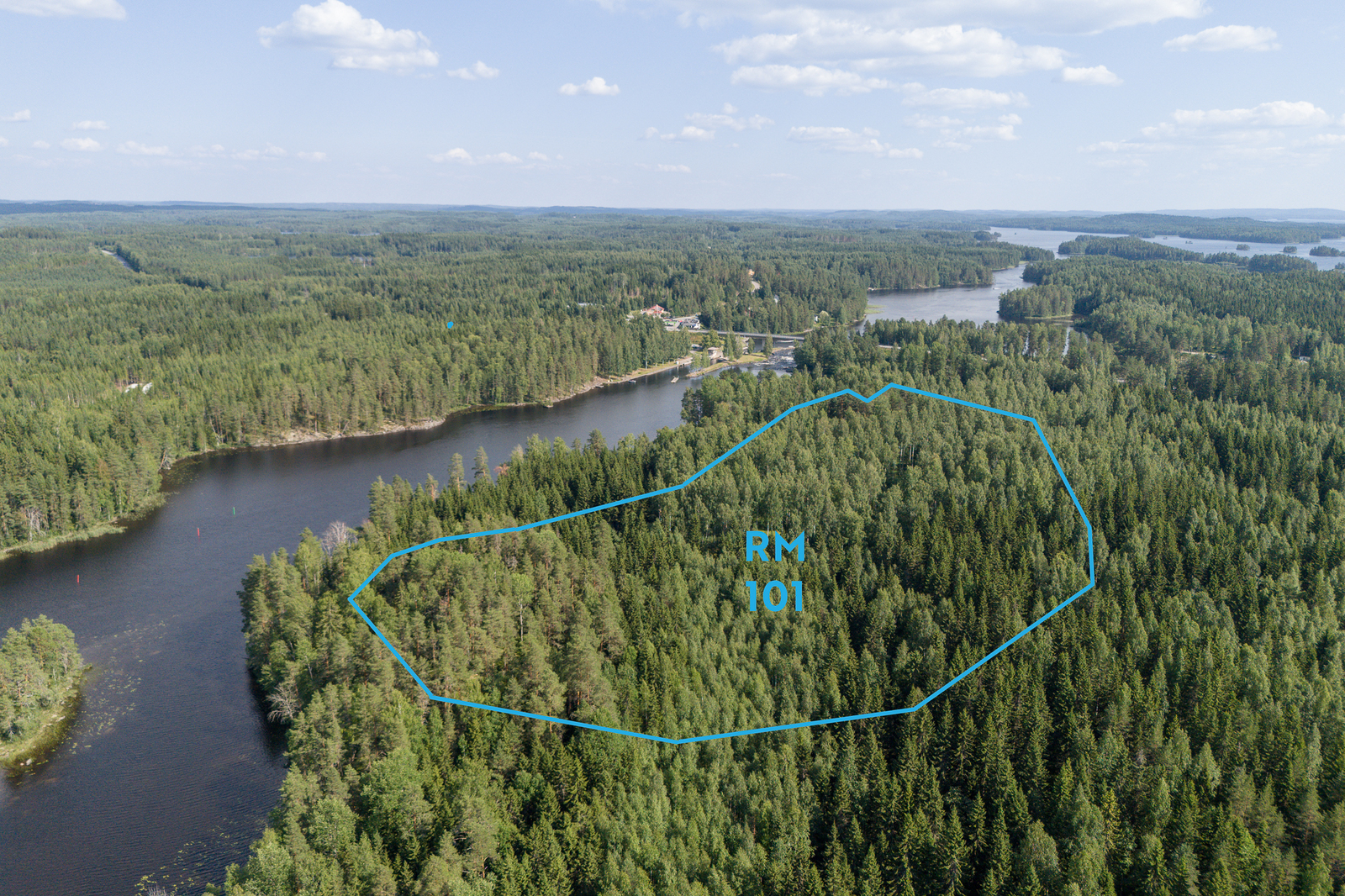 Ilmakuvassa Karvion koskialue sekä tontti, jonka rajat on piirretty ilmakuvaan.