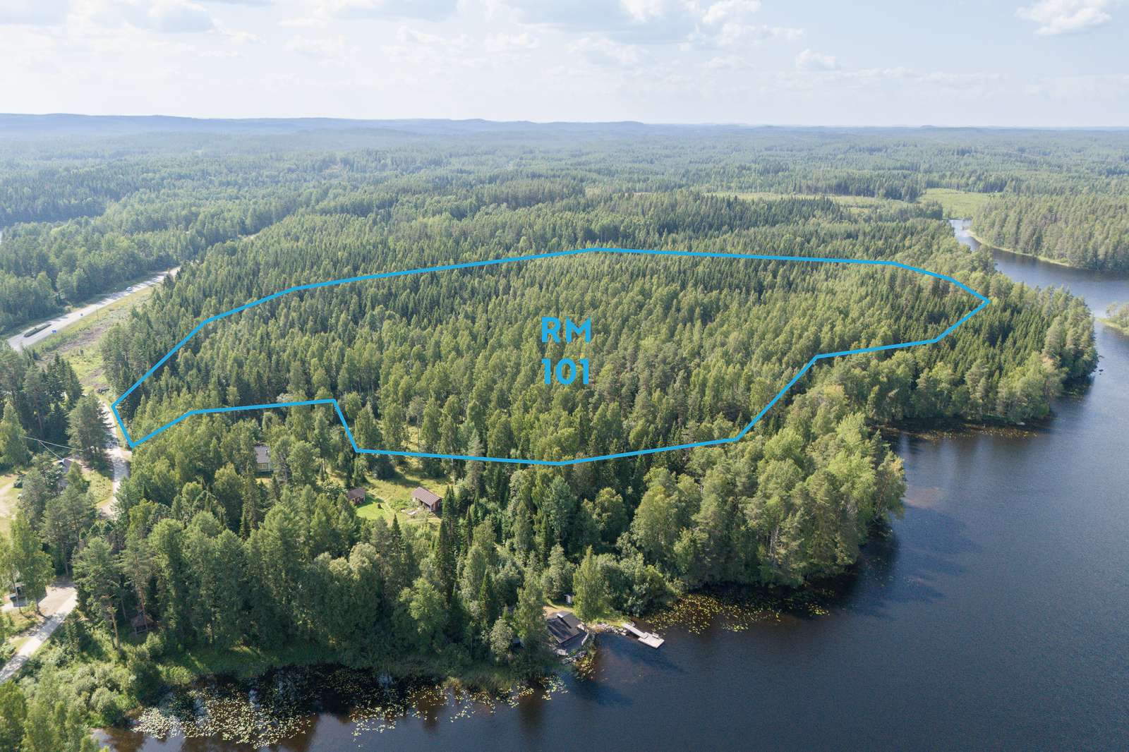 Ilmakuvassa tontti, jonka rajat on piirretty ilmakuvaan, aurinko paistaa.