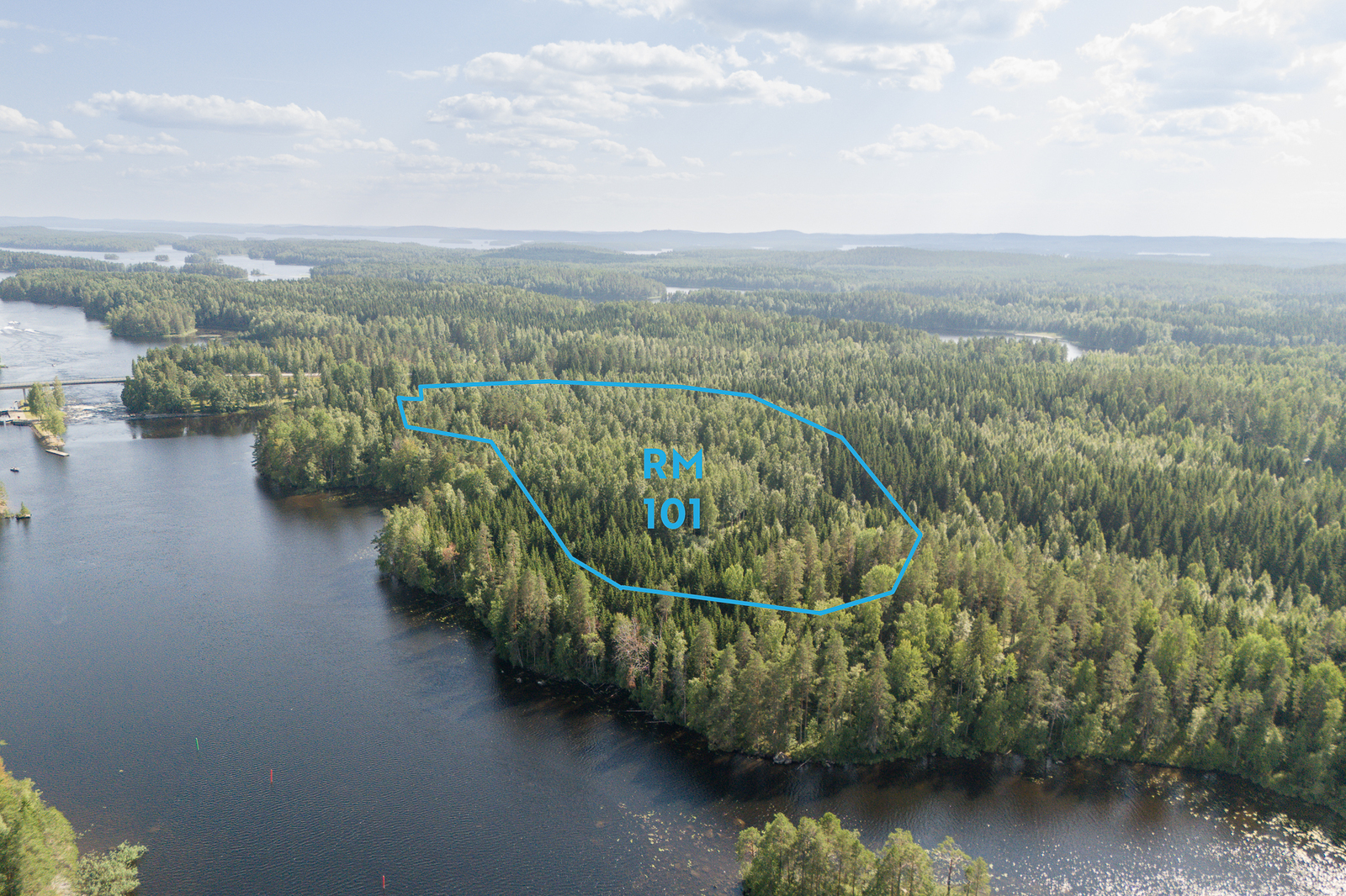 Ilmakuvassa Karvion koskialue sekä tontti, jonka rajat on piirretty ilmakuvaan.