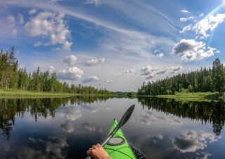 Meloja on ottanut kuvan meloessaan kesäisellä järvellä.