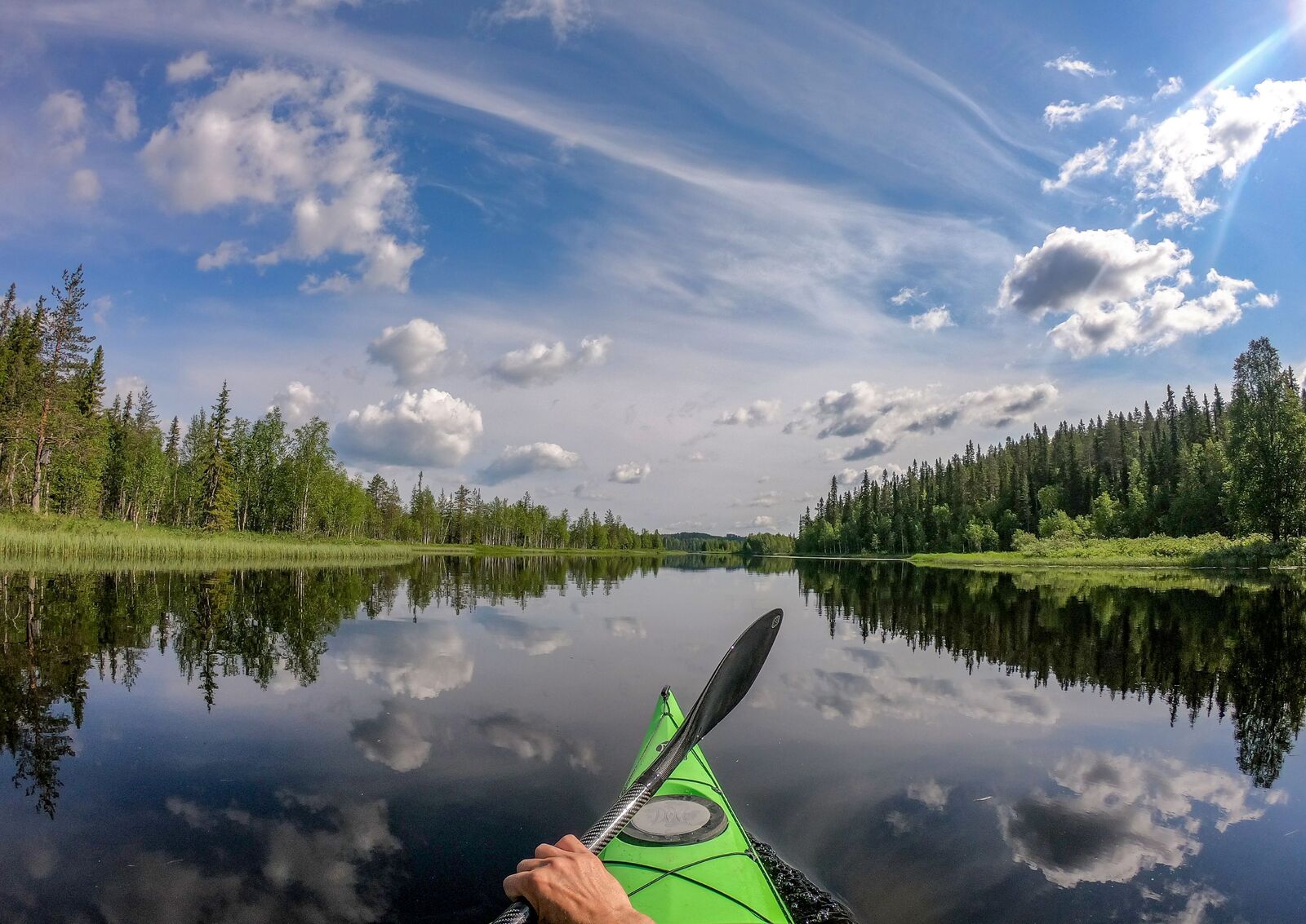 Meloja on ottanut kuvan meloessaan kesäisellä järvellä.