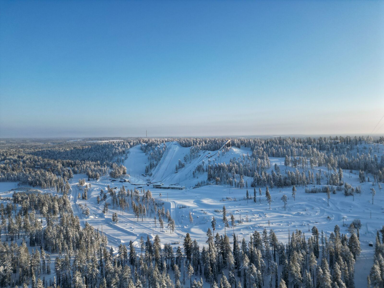 Talvinen ilmakuva hiihtokeskuksesta.