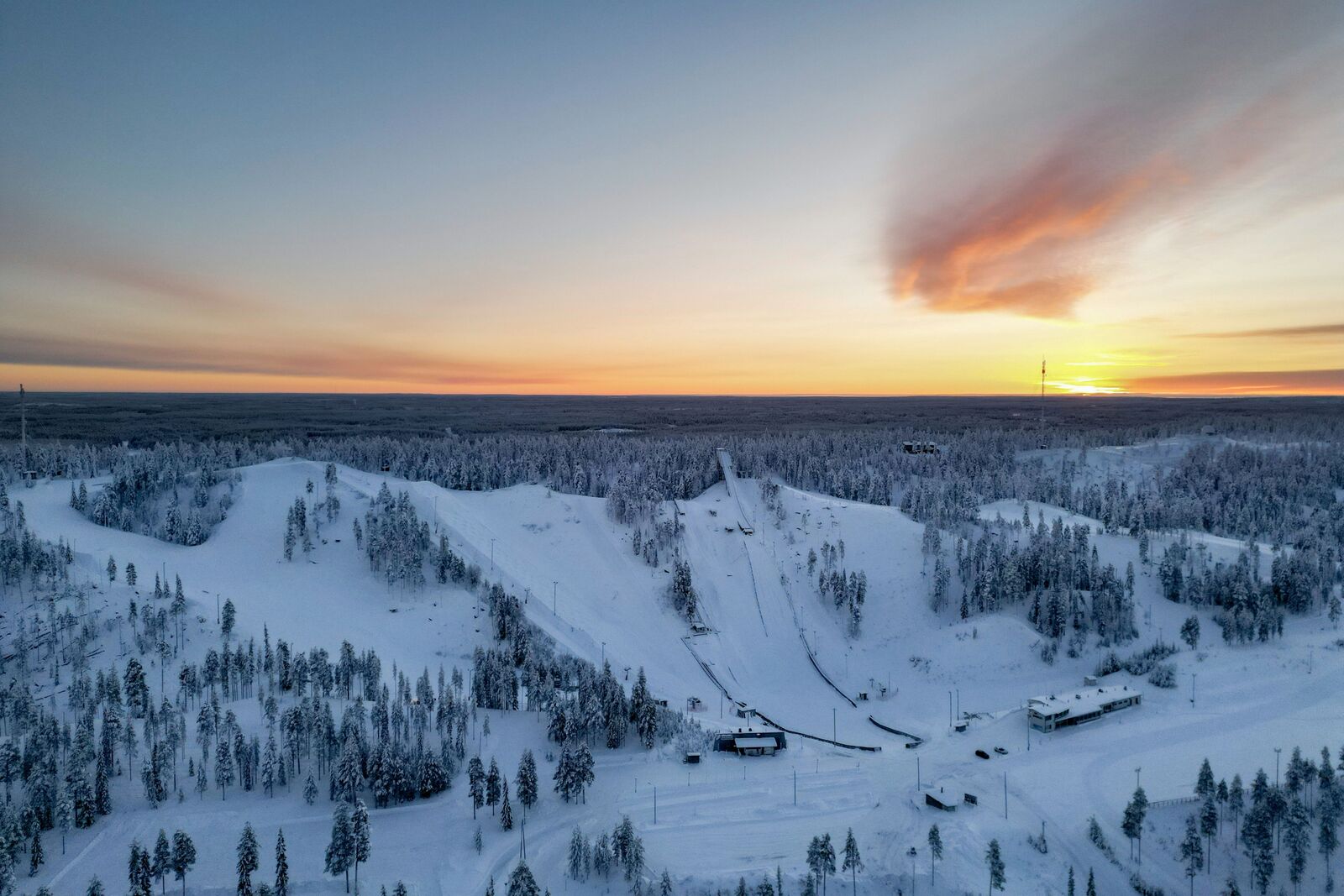 Talvinen ilmakuva auringonlaskun aikaan.