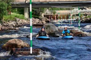 Kaksi koskimelojaa etenevät hiljalleen rinnakkain.