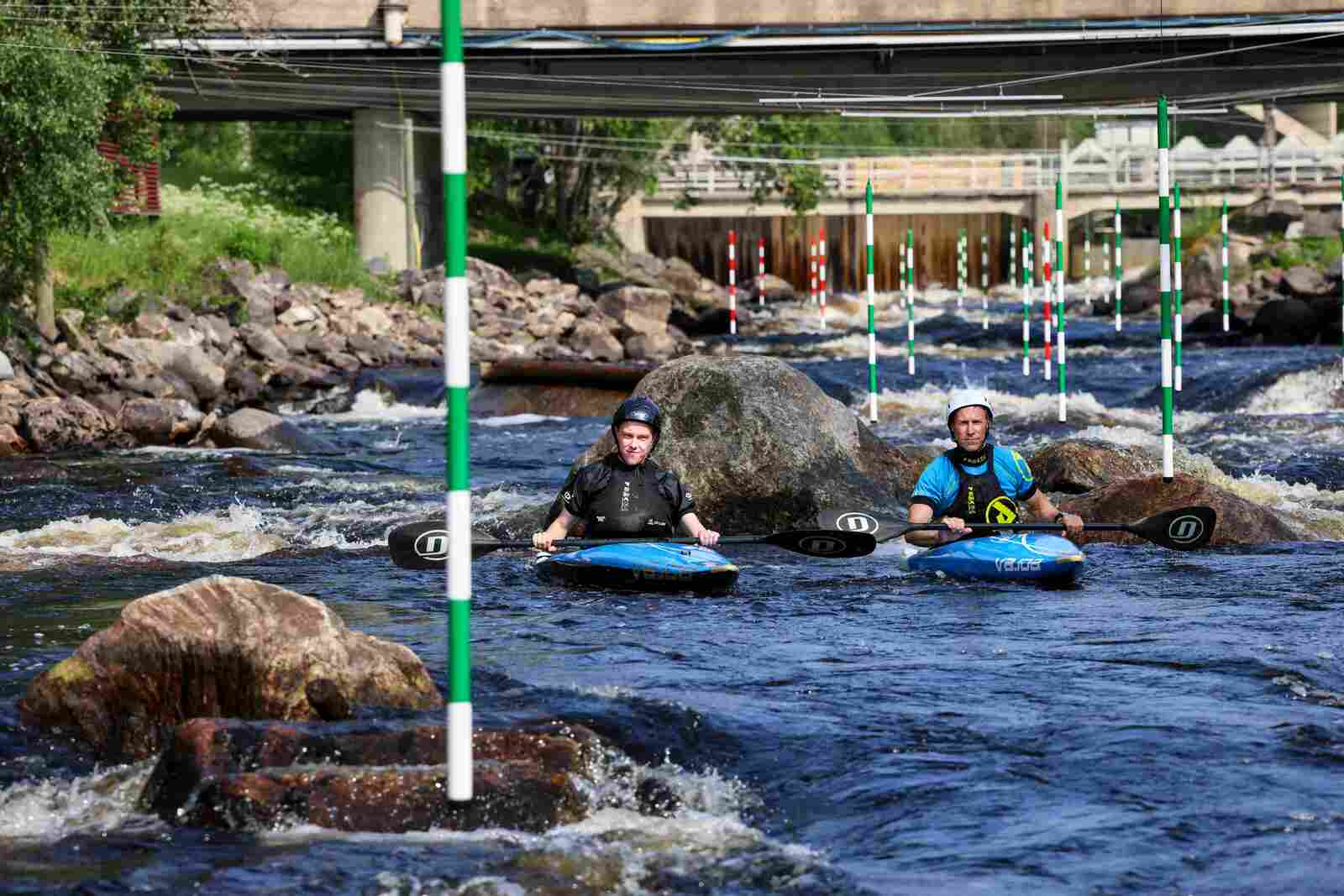Kaksi koskimelojaa etenevät hiljalleen rinnakkain.