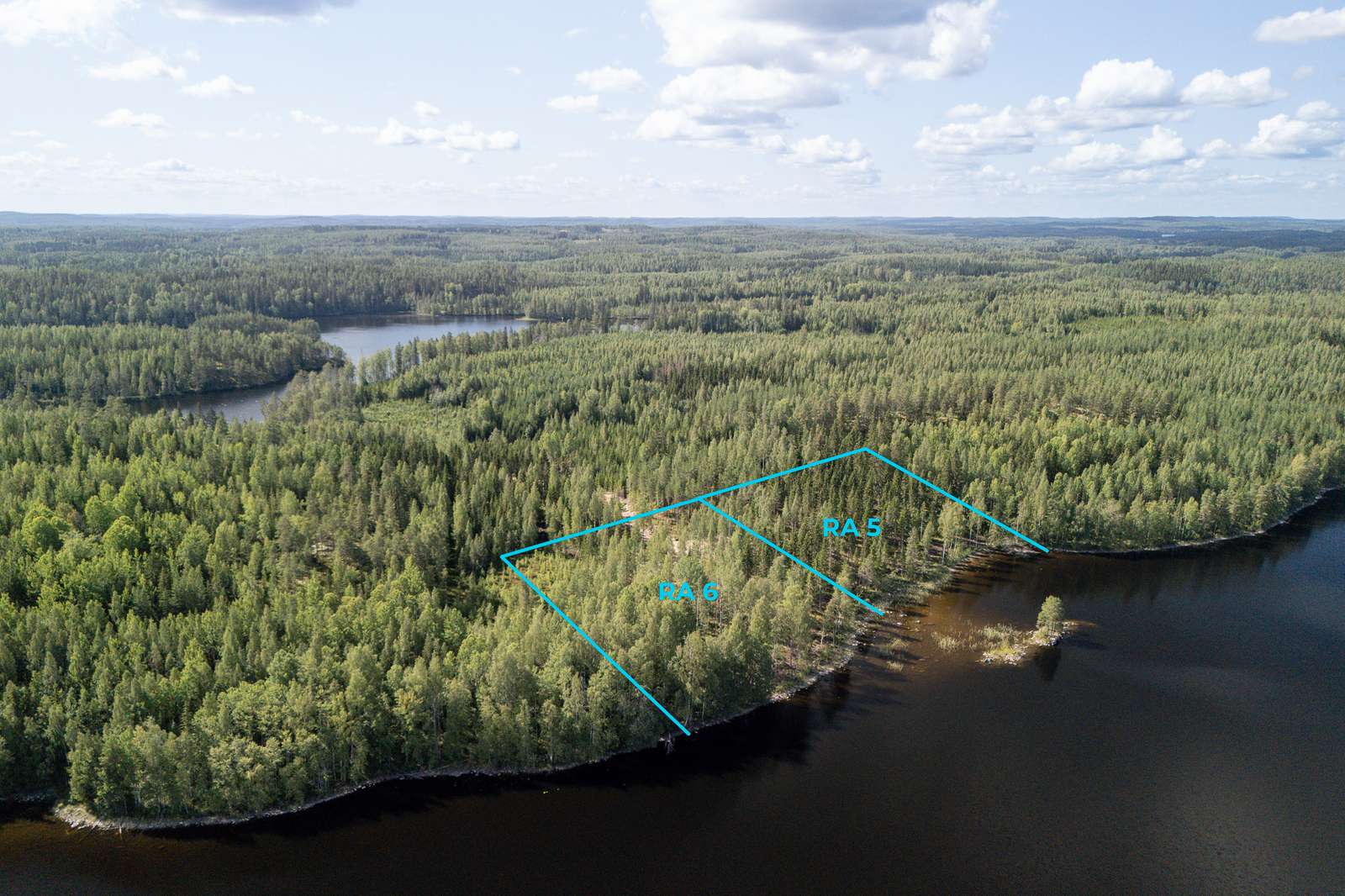 Ilmakuva, johon on piirretty tonttien rajat, tonttien rannassa on matalaa ja kivistä.