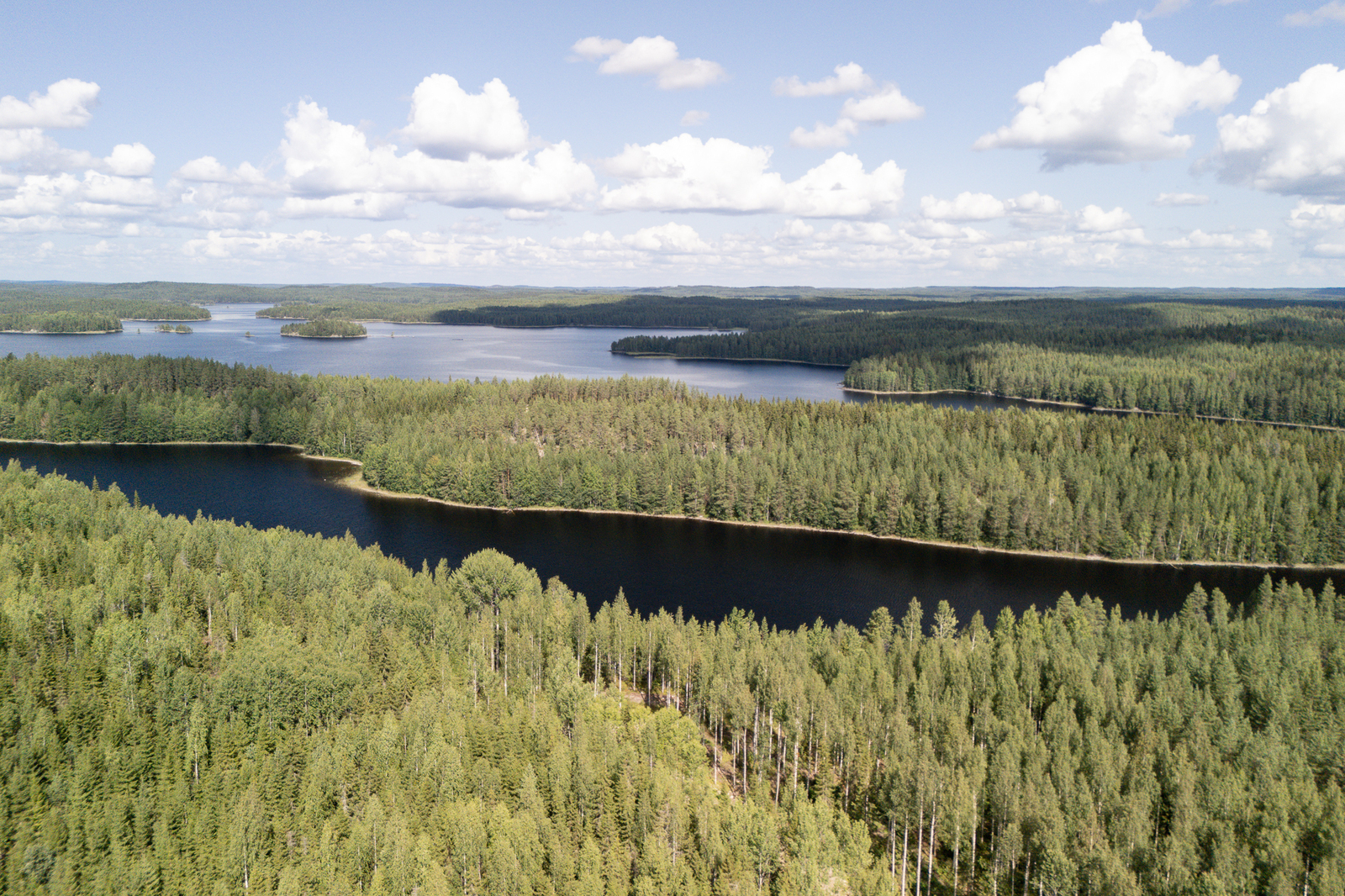 Ilmakuvaa Pirttisalmen ja Pirttisaaren yli Kermajärvelle.