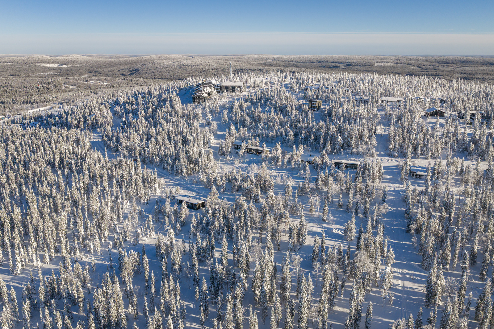 Yleiskuvaa talviselta Pikku-Syötteeltä. Kuvassa rakennuksia.