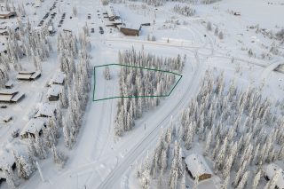 Talvinen ilmakuva kaavoitetusta alueesta. Kuvaan on merkitty tontti.