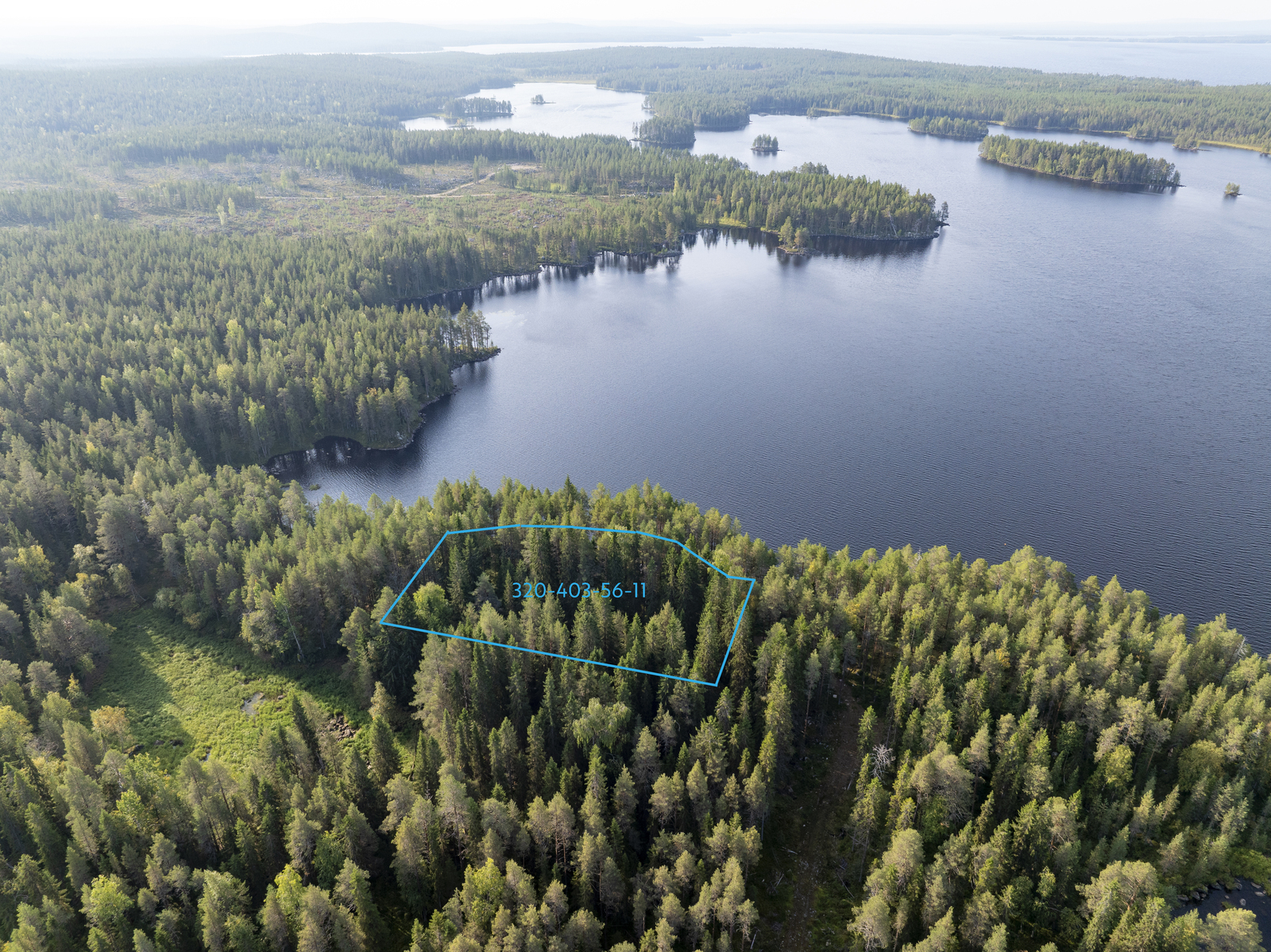 Ilmakuva tontista. Kuva tontilta järvelle.