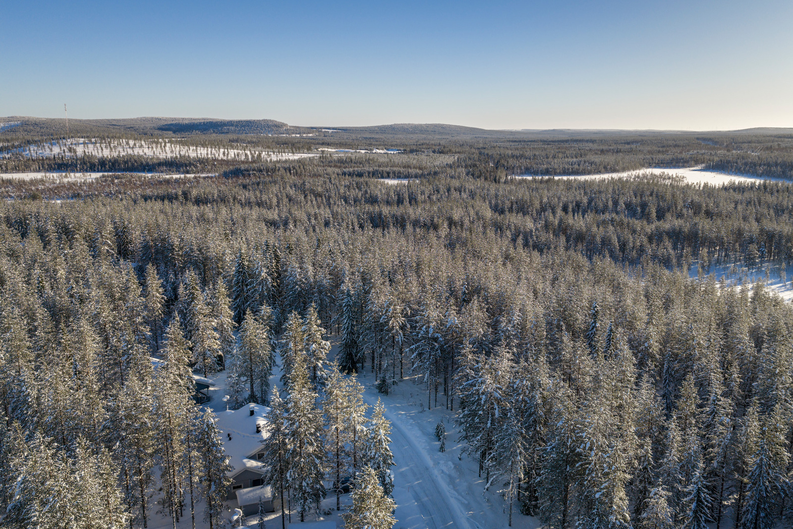 Talvinen kuva tiestä ilmasta käsin.