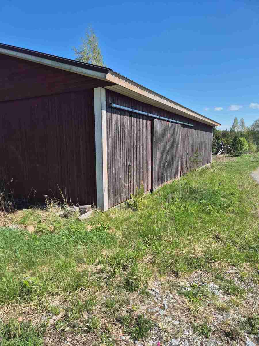 Varastohallin liukuoviseinä.