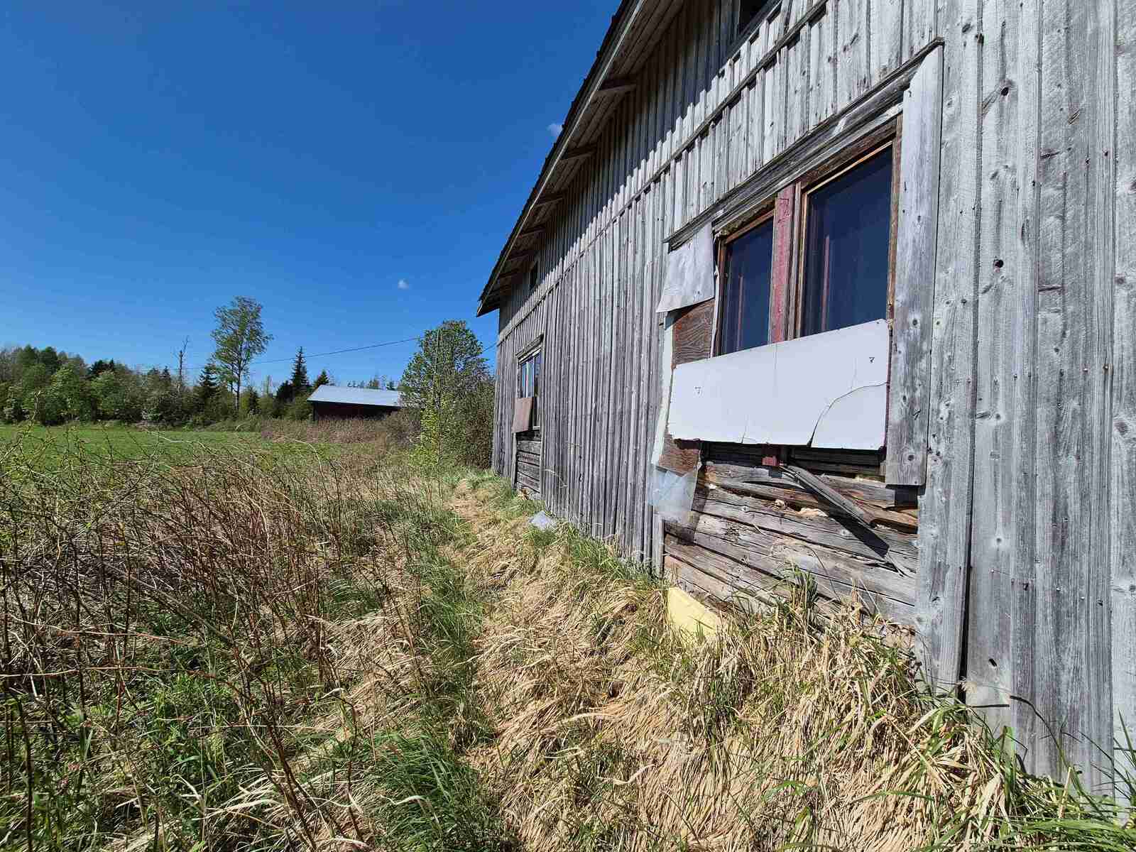 Vanhan maatalo joka on päässyt huonoon kuntoon.