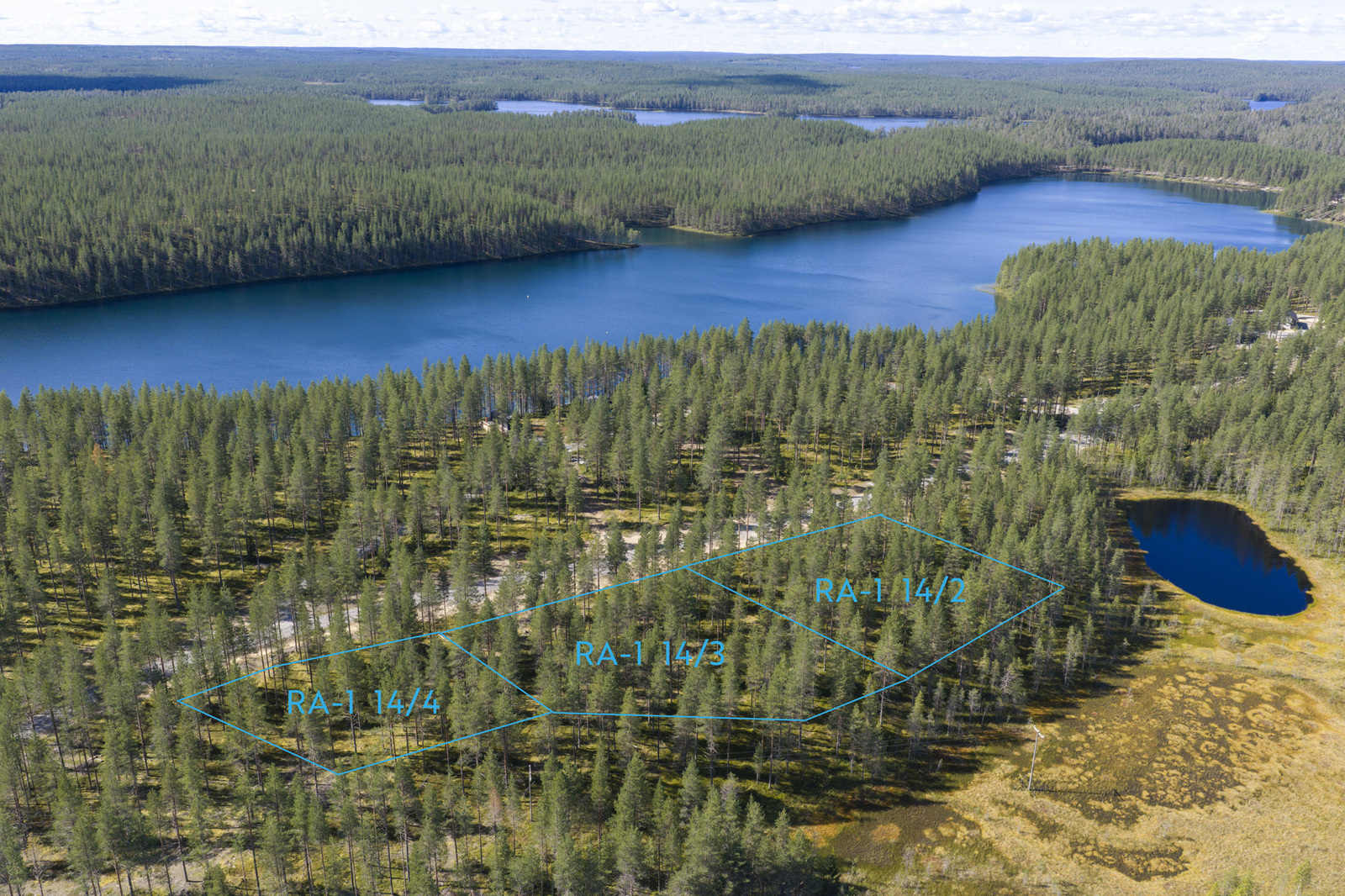 Horisonttiin jatkuva metsä reunustaa järveä. Kuvaan on merkitty kolme tonttia. Ilmakuva.